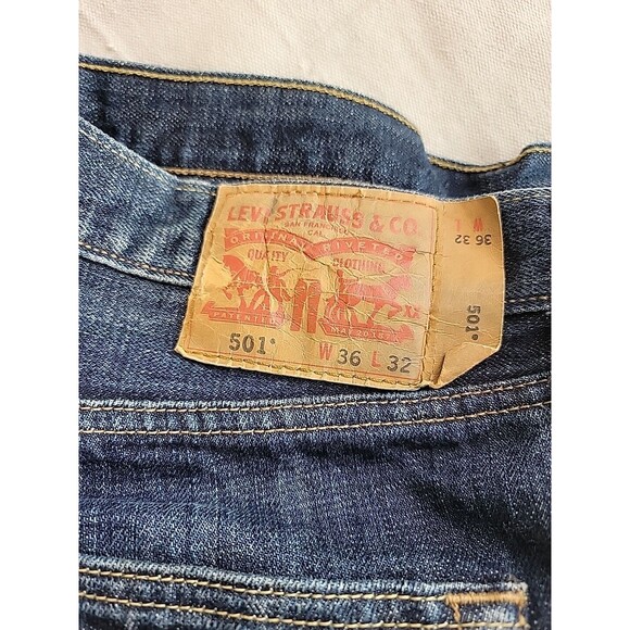 Levis 501 Jeans Mens 36x31 Button Fly Straight Cotton Dark Blue Mid Distressed - Picture 14 of 16